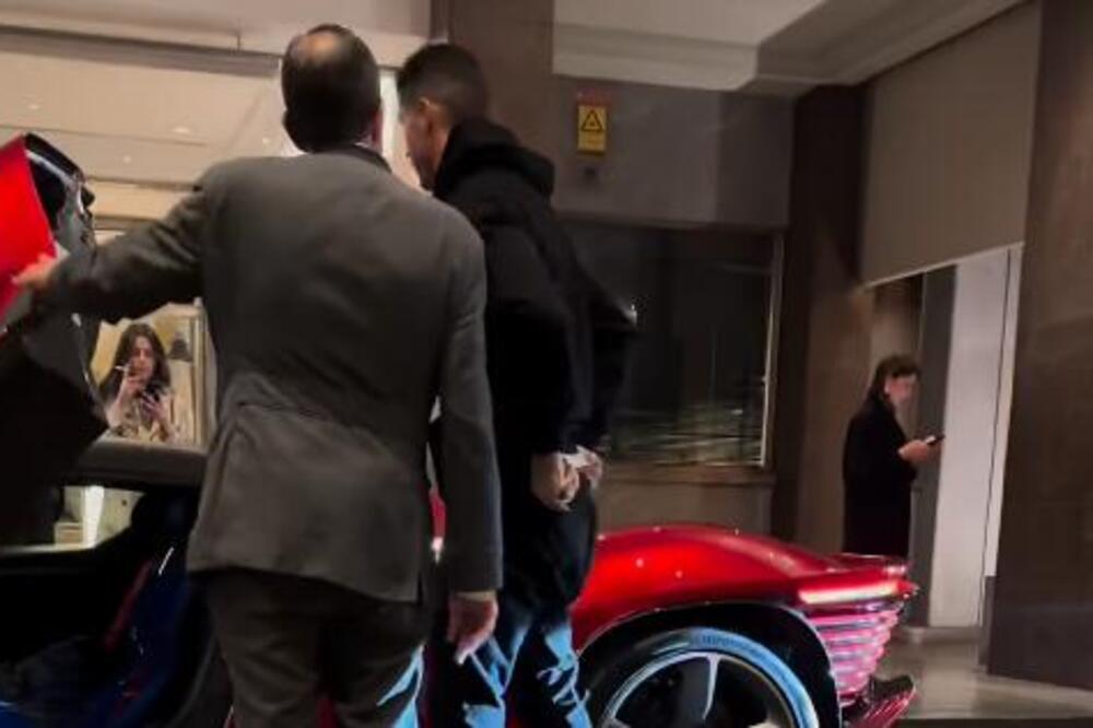 DA LI BI OVOLIKO NOVCA DALI ZA AUTOMOBIL - CIFRA OD KOJE SE ZAVRTI U GLAVI: Ronaldo uslikan sa ZVERKOM!