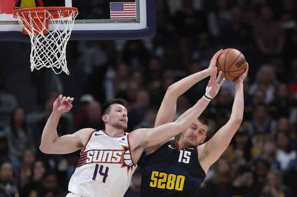 Nikola Jokić u duelu sa igračem Finiks Sansa 