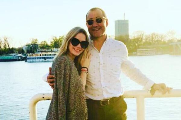 MUŽ VODITELJKE DNEVNIKA JE OPASAN MACAN, SVI GLEDAJU NJEGOVO MIŠIĆAVO TELO: Svaka žena bi ga POŽELELA kraj sebe