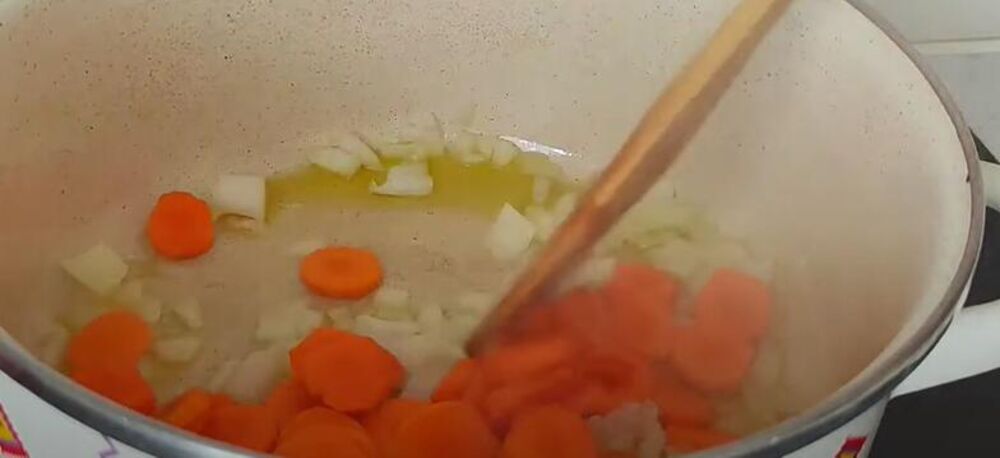 Crni luk i šargarepa u šerpi