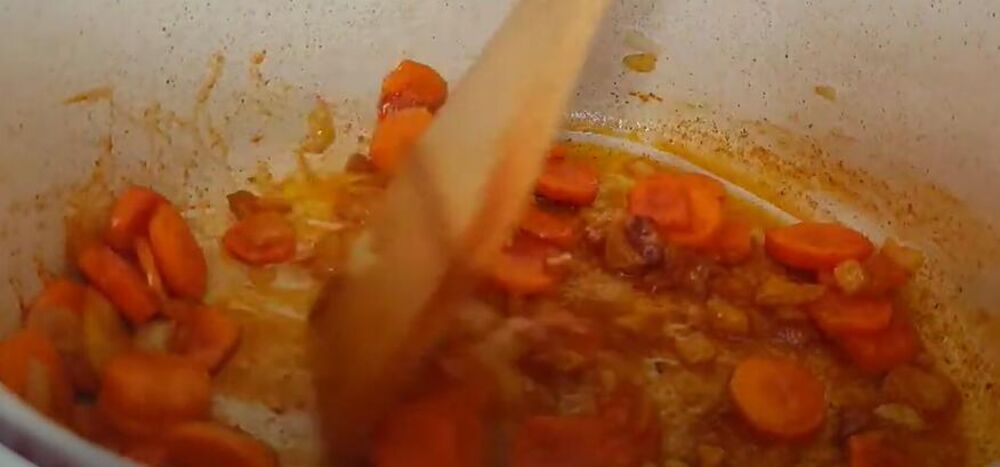 Dinstanje crnog luka i šargarepe