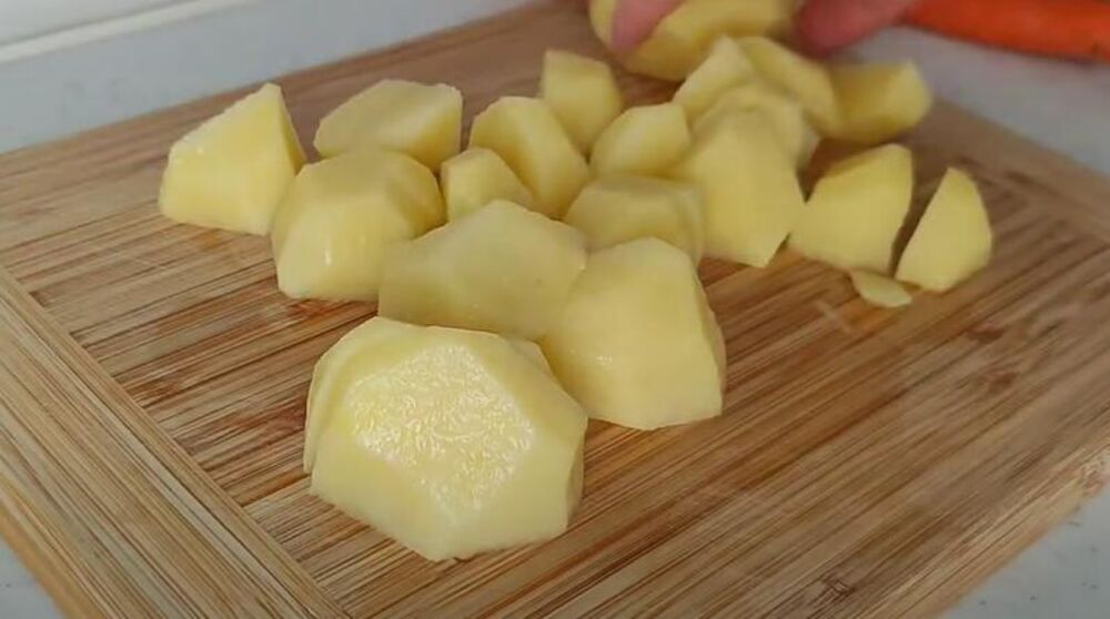 Seckanje krompira za hilandarsku čorbu