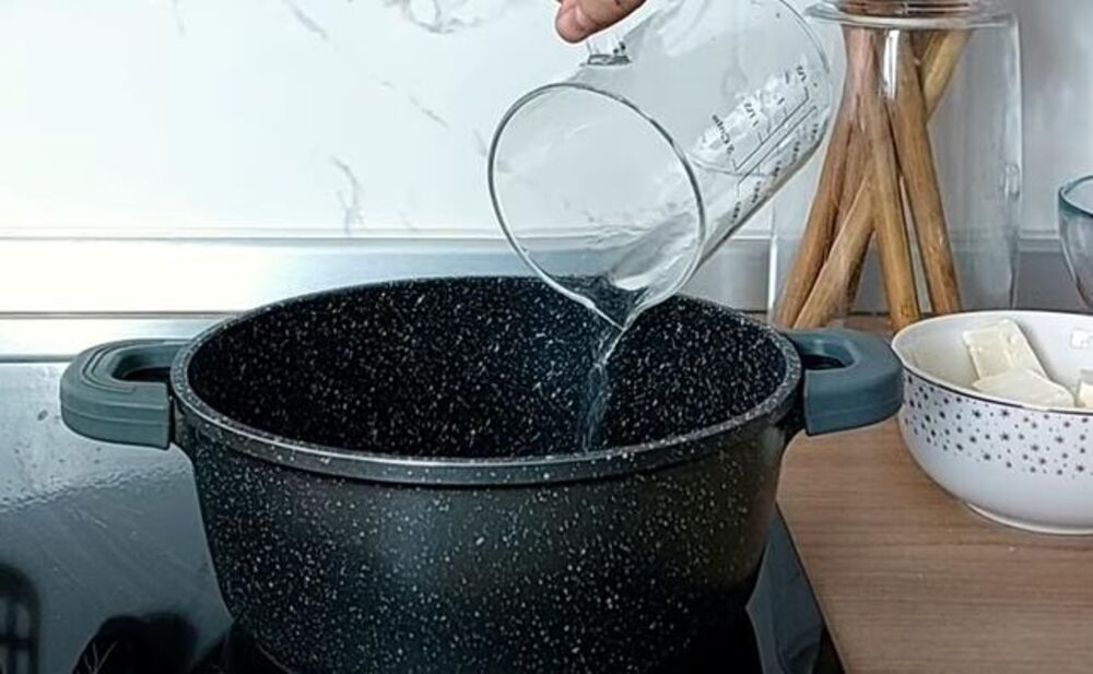 Voda u šerpi za posne rafaelo kuglice