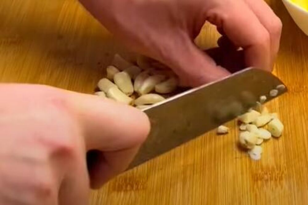 Seckanje belog luka za posni 'hajdučki' pasulj