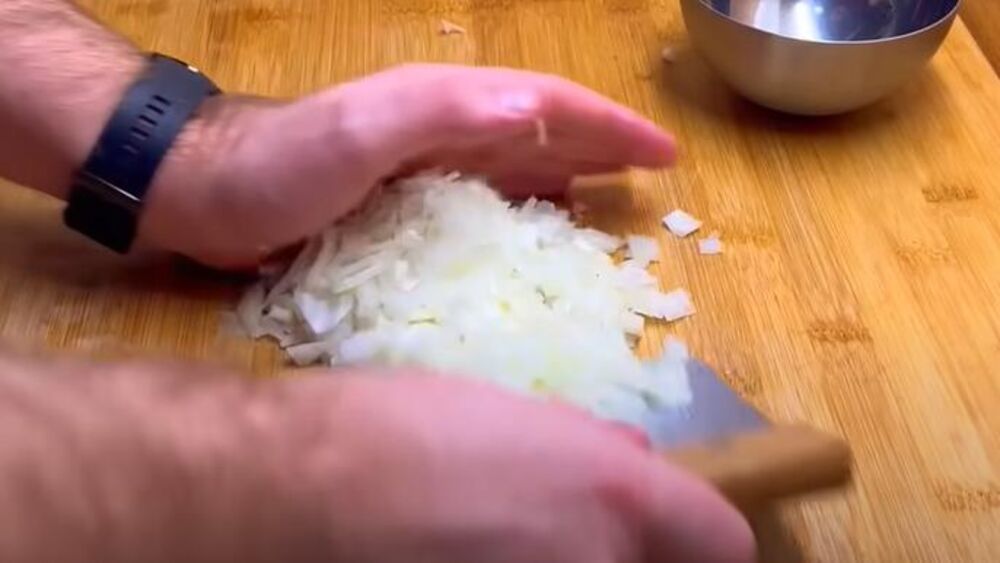 Seckanje crnog luka za posni 'hajdučki' pasulj