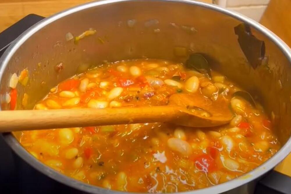 NAJUKUSNIJE JELO KOJE SE PRAVI U TOKU USKRŠNJEG POSTA: Posni "hajdučki" pasulj - recept koji samo naši stari pamte