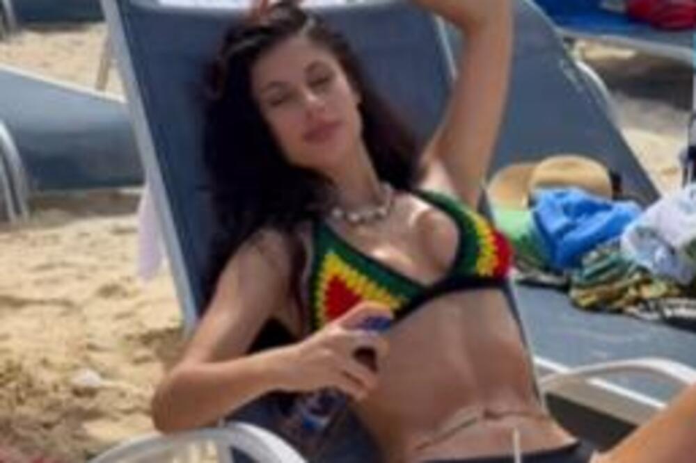 SVI GLEDAJU U GOLU INES NA LEŽALJCI: Prska se po mokrom TELU i smeje u kameru, a da vidite šta RADI SA RUKOM