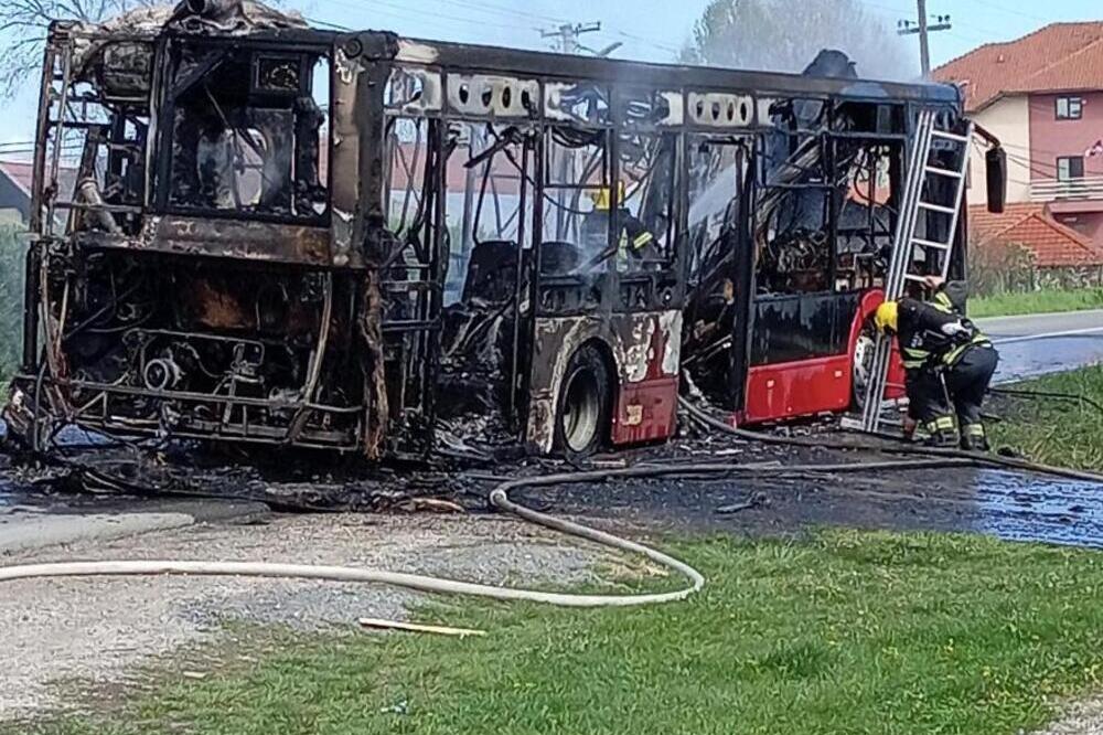 ZAPALIO SE AUTOBUS U LIPNIČKOM ŠORU, SAGOREO SKORO CEO: Od vozila ostala samo školjka (FOTO)