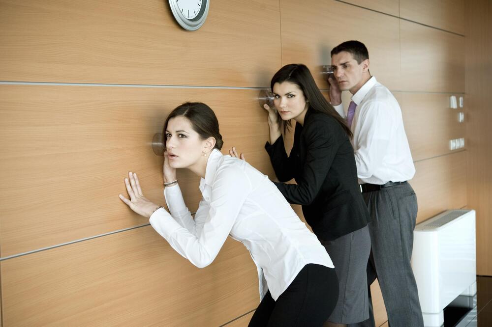 SUMNJATE DA VAS NEKO PRATI I PRISLUŠKUJE? Otklonite sumnje na ovaj način!