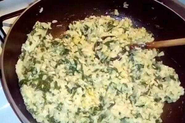 RIŽOTO SA SPANAĆEM I HRSKAVOM PRŠUTOM OD KOG IDE VODA NA USTA: Od ovoga će vaš GURMANSKI APETIT potpuno podivljati