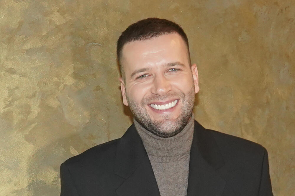 PEVAČ SAOPŠTIO DA JE VERIO DEVOJKU: Dve godine nakon KRAHA LJUBAVI ponovo je SREĆAN