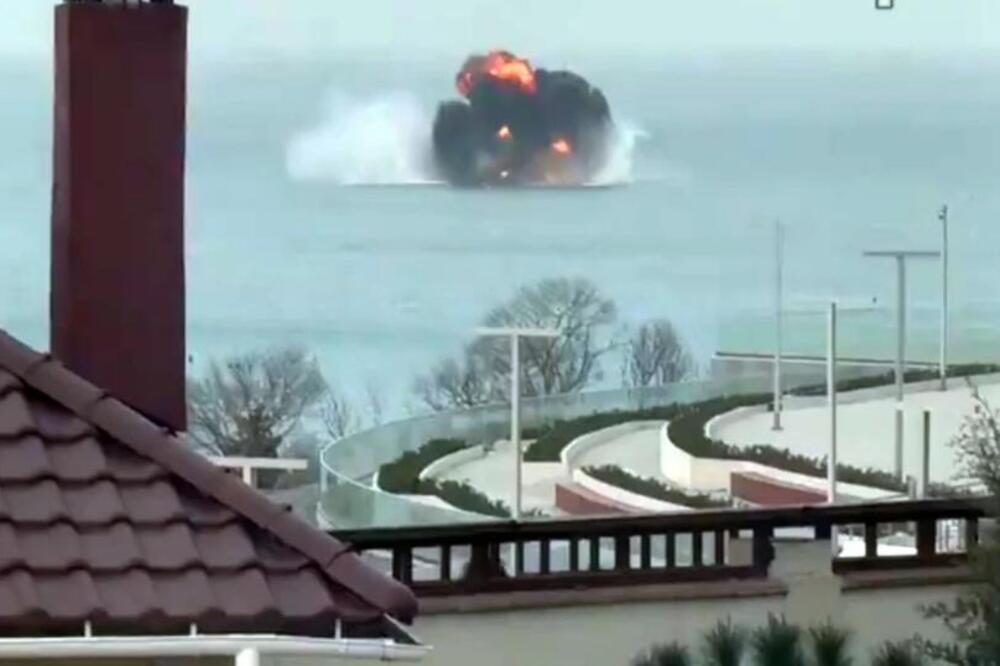PRVI SNIMAK PADA RUSKOG VOJNOG AVIONA KOD SEVASTOPOLJA: Letelica se kovitla u plamenu, a onda pada u more! VIDEO