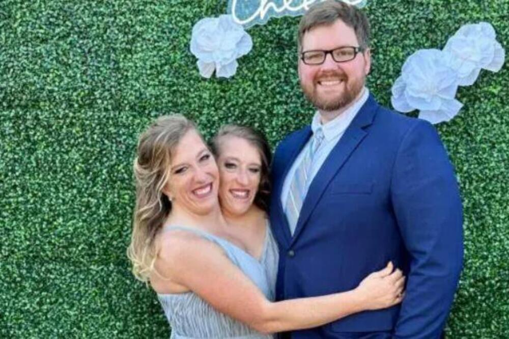 POSLE UDAJE JEDNE OD BLIZNAKINJA, OTKRILE KAKO IZGLEDA NJIHOV INTIMNI ŽIVOT: Jedna stavi OVO da bi druga UŽIVALA