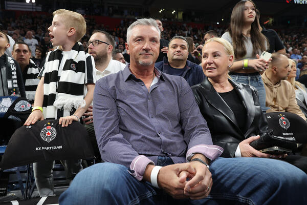 LEGENDA SE POJAVILA PRED GROBARIMA: Hrvat gestikulirao ka navijačima Partizana! (FOTO/VIDEO)