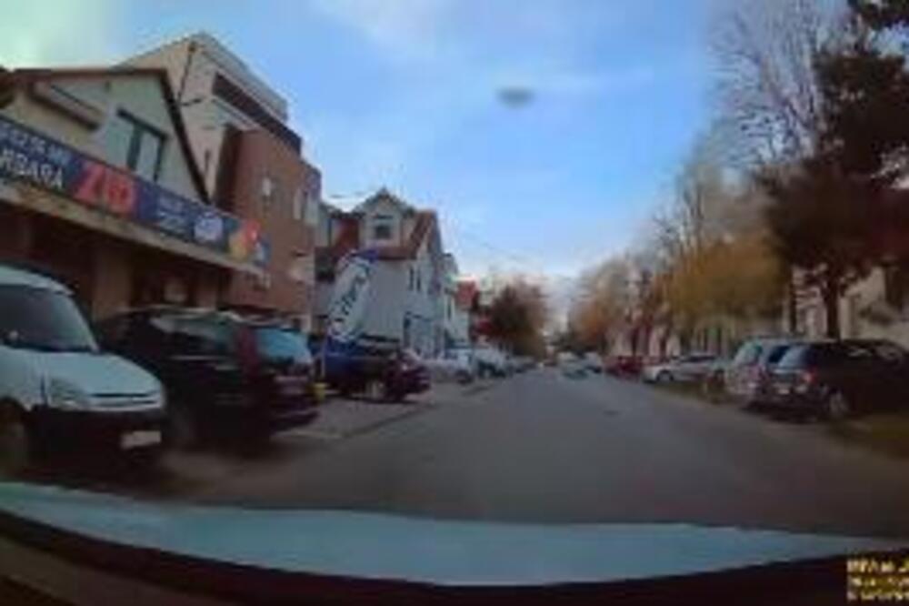 TRAGEDIJA IZBEGNUTA U SEKUNDI! Kamere snimile kako devojčica istrčava na ulicu u Beogradu (VIDEO)