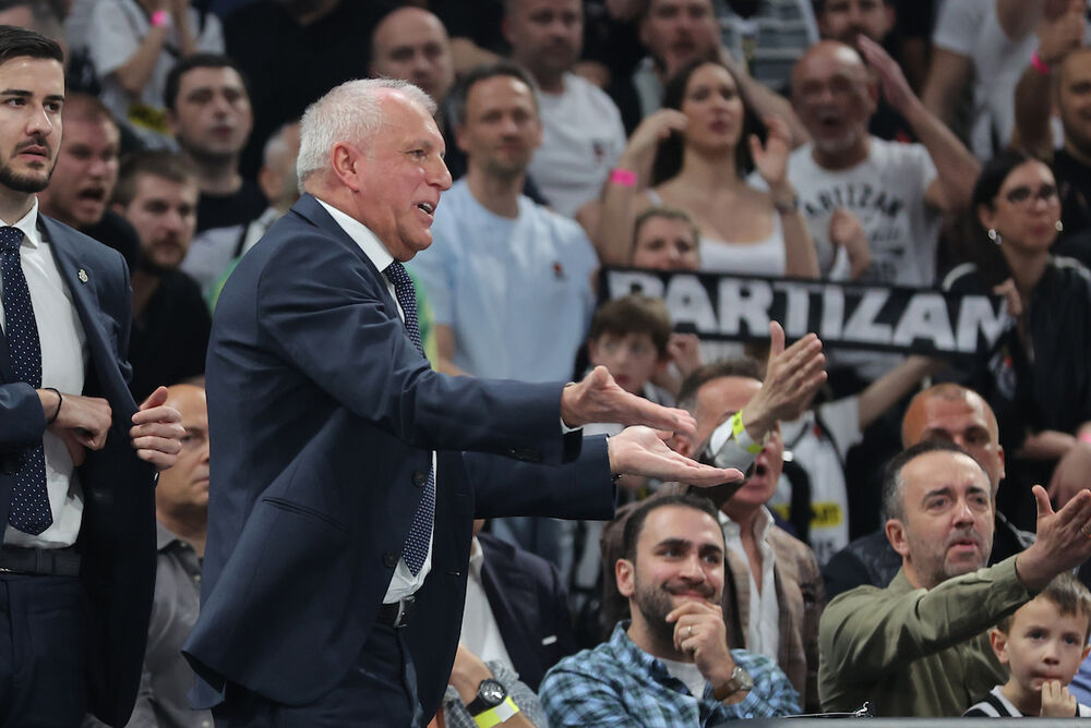 Željko Obradović na utakmici Partizana i Olimpijakosa