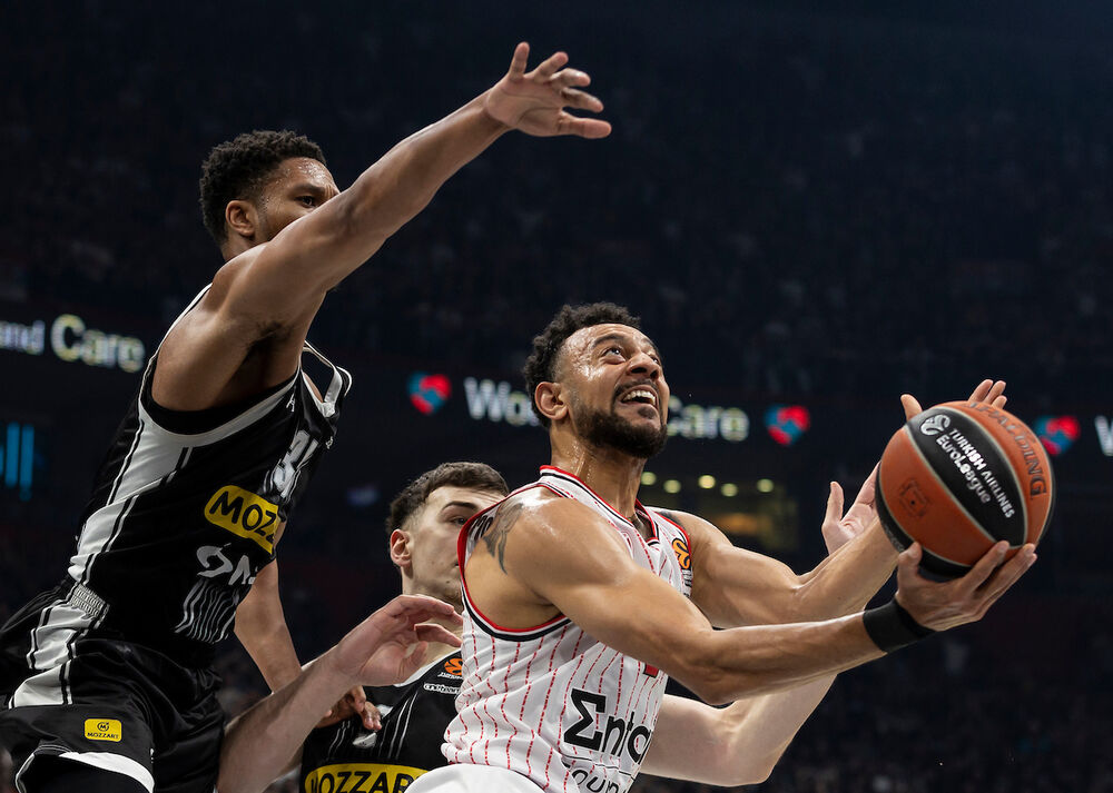 Najdžel Vilijams-Gos (desno) na utakmici Partizana i Olimpijakosa u Beogradu u Evroligi u sezoni 2023/24