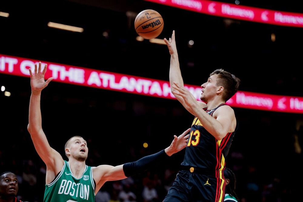 Bogdan Bogdanović (desno) na utakmici Atlante i Bostona