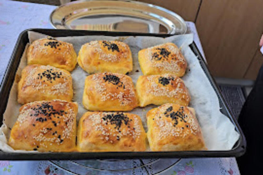 BAKINA PITA PUNA SIRA I STRAVA UKUSA: Požurite sa UZIMANJEM jer će se za tili čas RAZGRABITI SA STOLA (VIDEO)