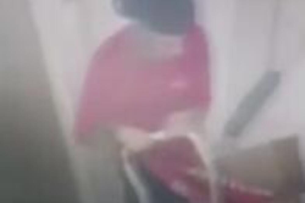 OTAC MONSTRUM ZADAVIO ĆERKU, PA PLATIO BESKUĆNIKU DA JE ZAPALI: Kamera snimila STRAVIČAN TRENUTAK (UZNEMIRUJUĆE)