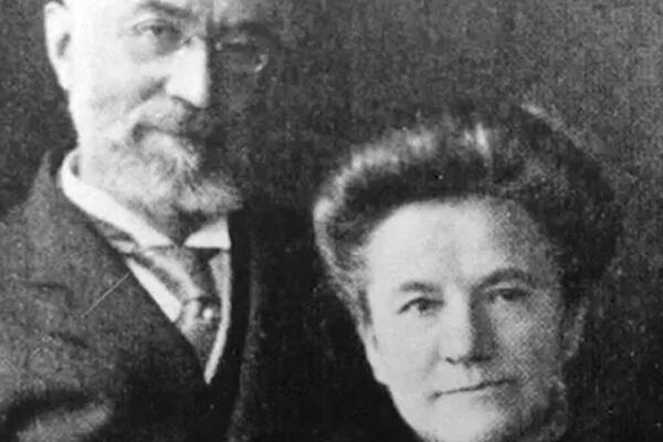 TIHO SU JECALI I DRŽALI SE ZA RUKE DOK JE TITANIK TONUO: Priča o VEČNOJ LJUBAVI i zagrljaju koji ih je odveo U SMRT