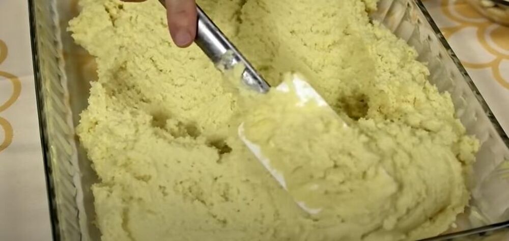 Turski kolač 'ravanija' u plehu