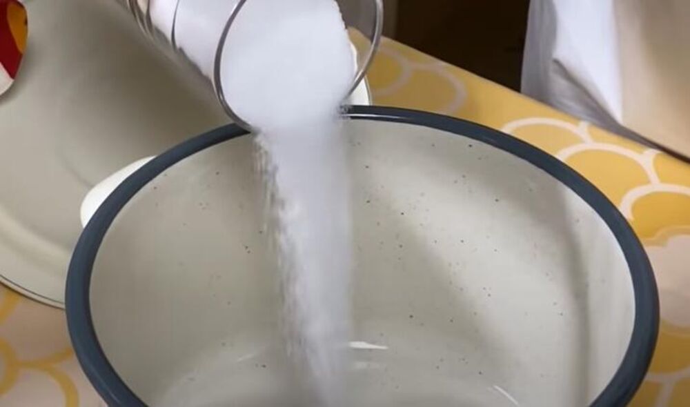 Šećer u šerpi za turski kolač 'ravanija'