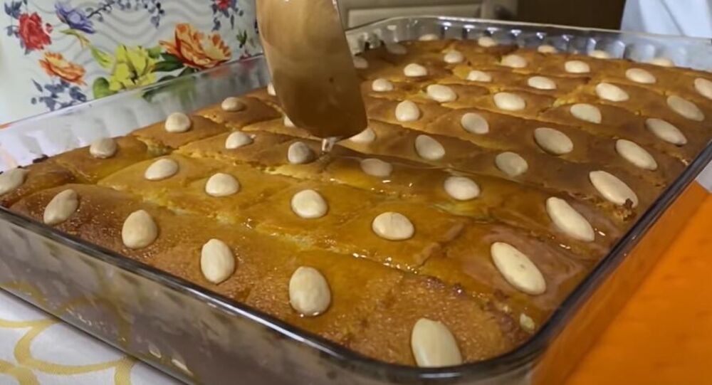 Sirup preko turskog kolača 'ravanija'