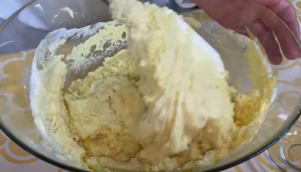 Pravljenje smese za turski kolač 'ravanija'