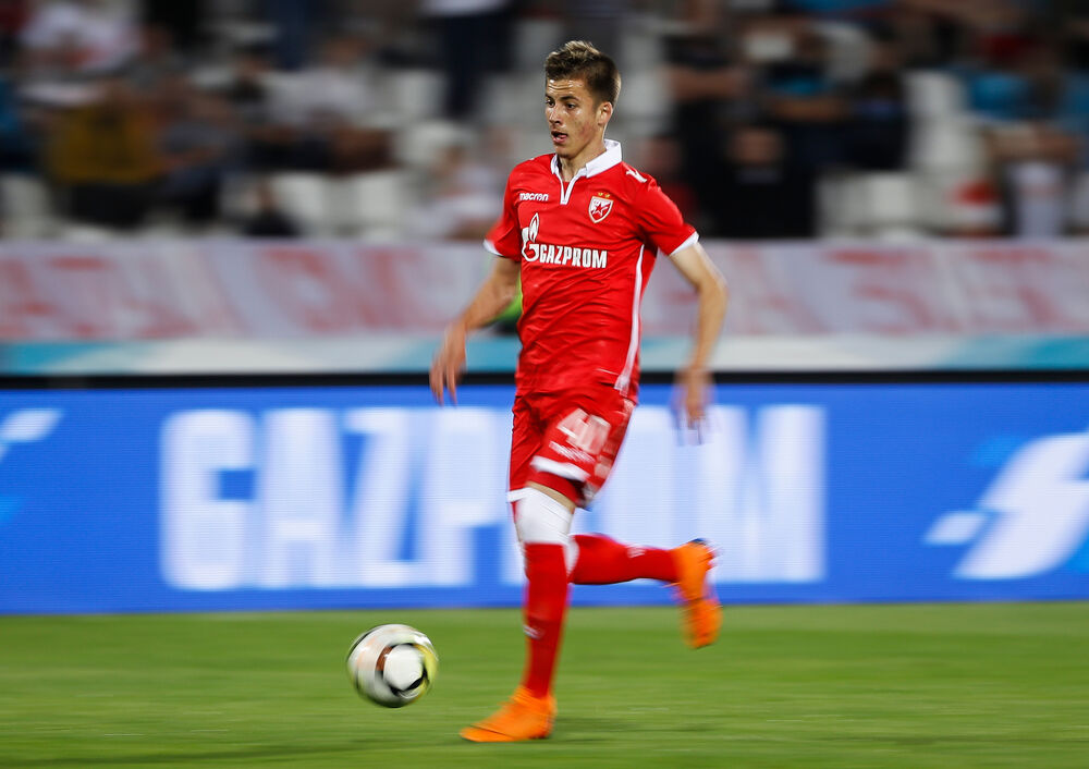 Luka Ilić u dresu Crvene zvezde i peharom šampiona Srbije