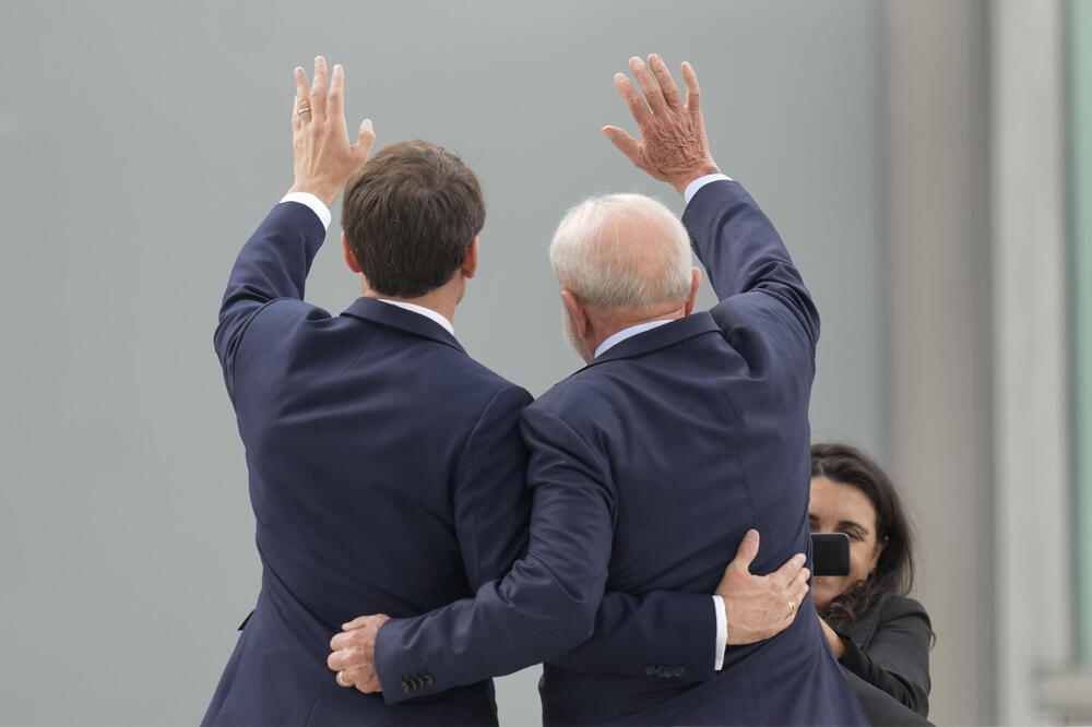 "MEDENI MESEC U PARIZU": Prisne slike Makrona i OVOG MOĆNIKA napravile opšti haos, DRŽALI SE ZA RUKE, pa... (FOTO)