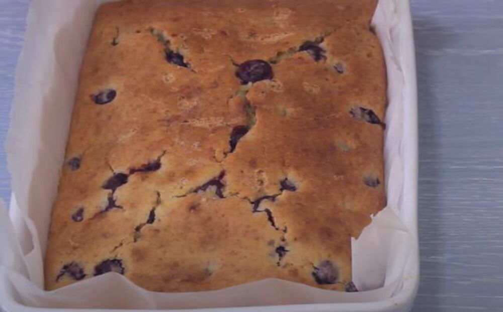 Posni kolač sa višnjama na vodi u plehu