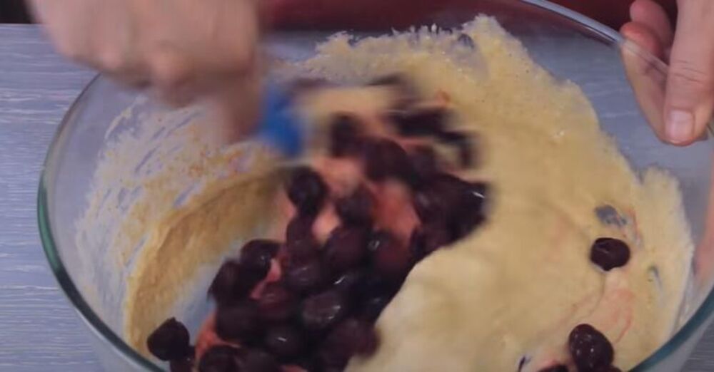 Višnje u smesi za posni kolač sa višnjama na vodi