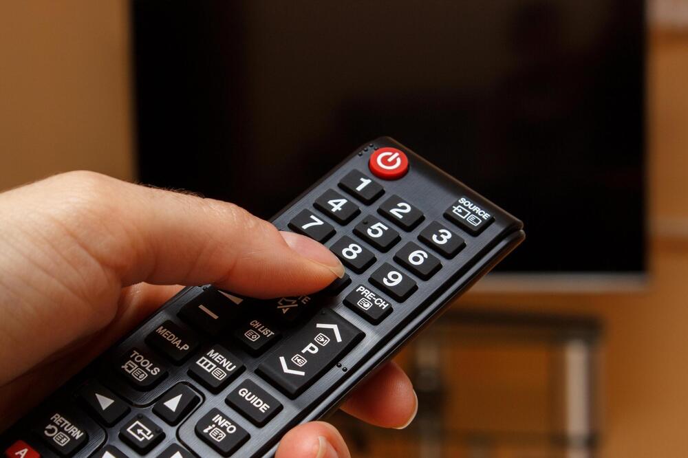 ZAVALITE SE I MENJAJTE KANALE: Potreban vam je OVAJ univerzalni daljinski upravljač!