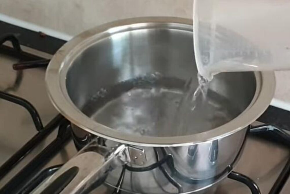 Voda za kuvanje posnog kačamaka sa crnim lukom