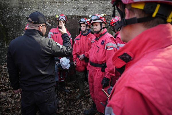 STIGAO ČOVEK SA AŠOVIMA NA MESTO GDE JE NESTALA MALA DANKA: Prisutni i vatrogasci!