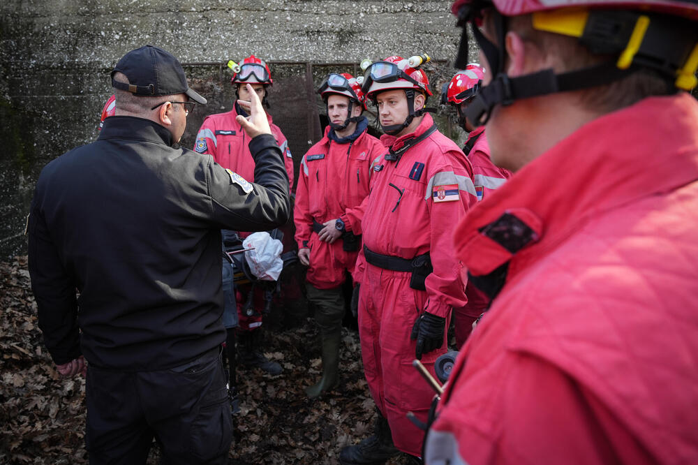 STIGAO ČOVEK SA AŠOVIMA NA MESTO GDE JE NESTALA MALA DANKA: Prisutni i vatrogasci!