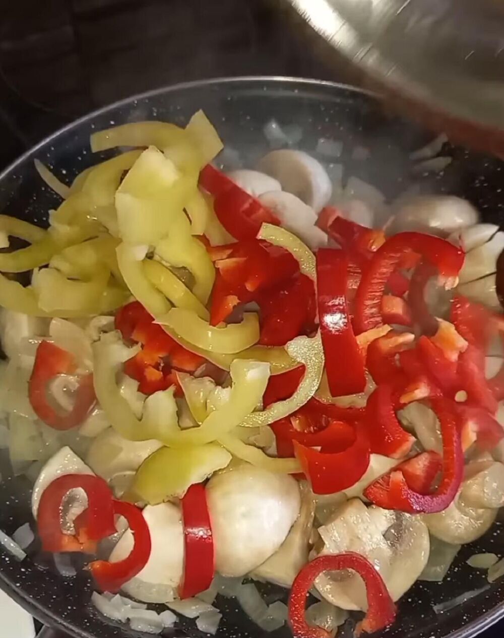 Polako dodavati sve sastojke u tiganj