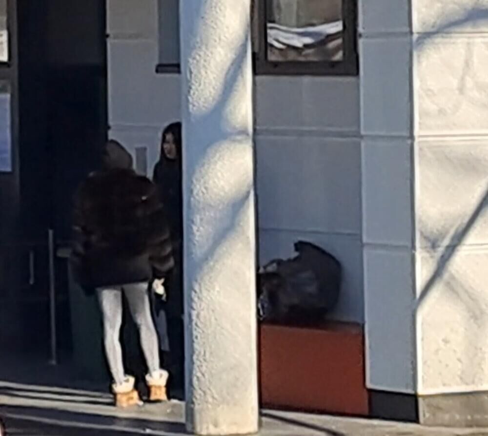 Nina Đogani je nedavno uslikana ispred zatvora kada je išla dečku u posetu