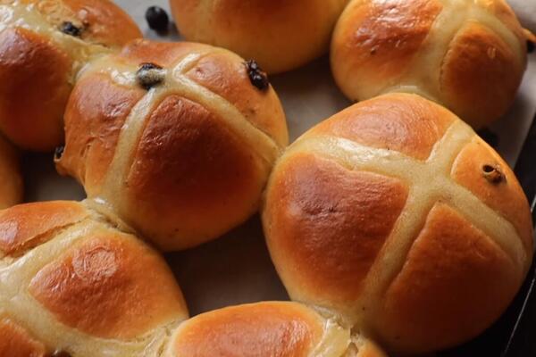 STARI RECEPT ZA TRADICIONALNE USKRŠNJE LEPINJE KOJE SVAKA DOMAĆICA MORA DA NAPRAVI: Mekane kao duša, a pune SUMBOLA