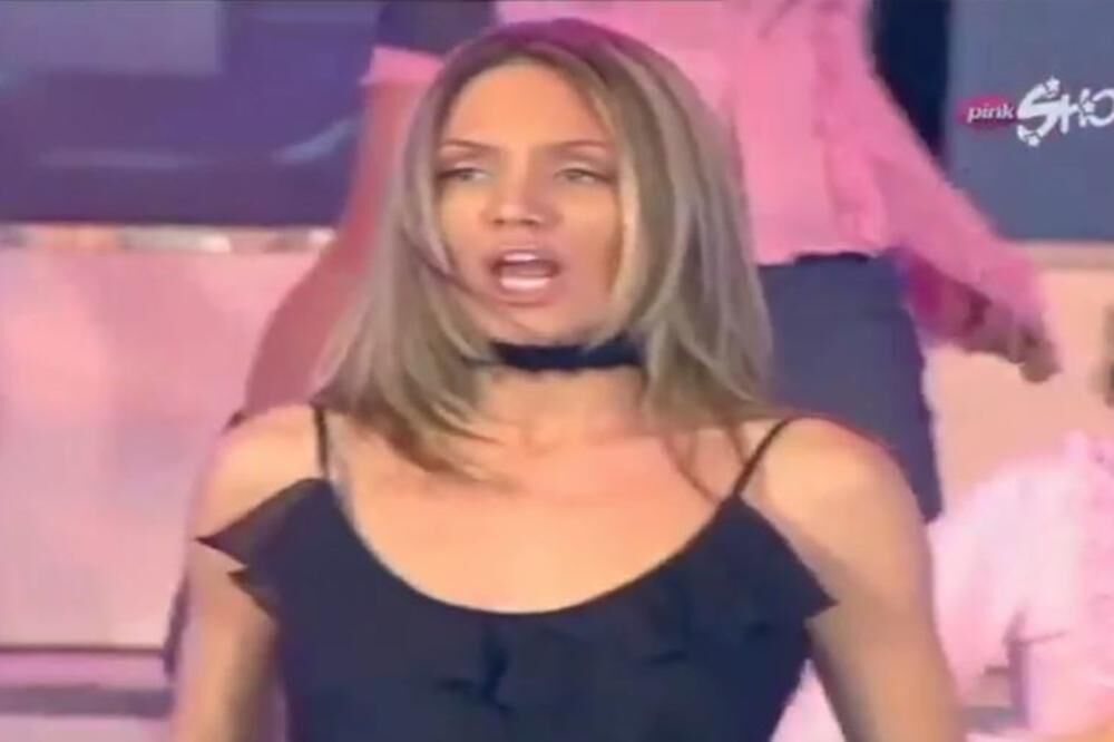 Ela Bi na početku karijere