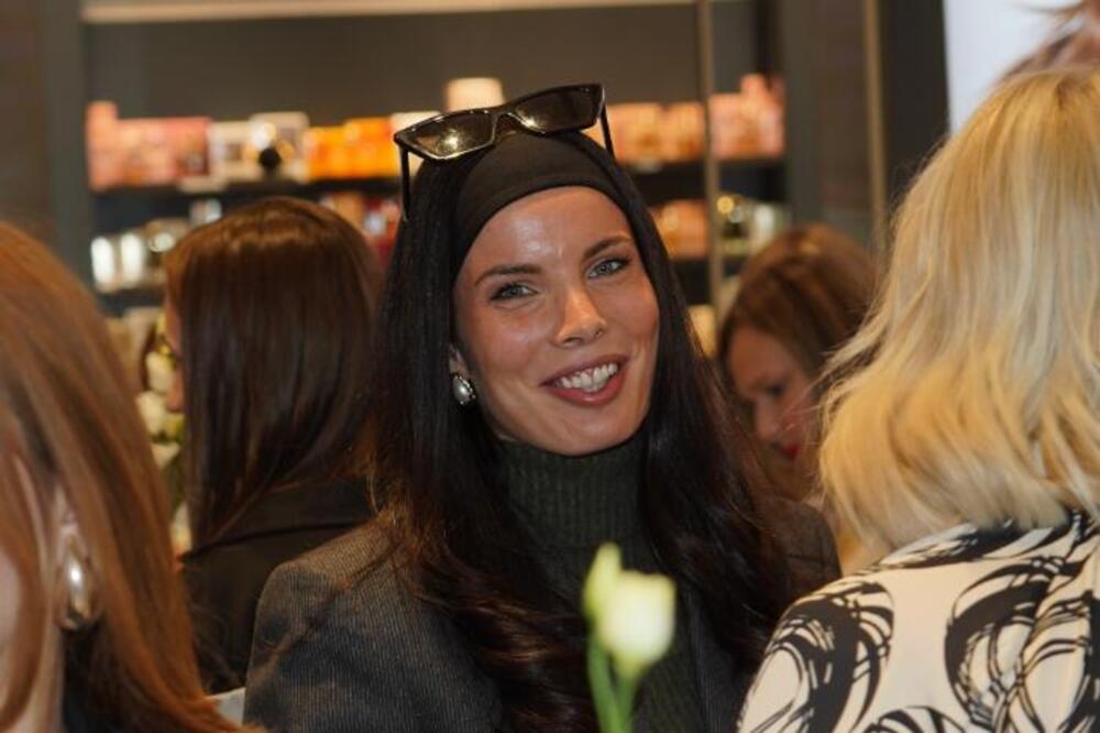 KAKVA JE OVO LEPOTA, MAJKO SVETA! Teodora je sinoć bila GLAVNA TEMA Beograđana: Iako se TAJNO UDALA, svi je žele