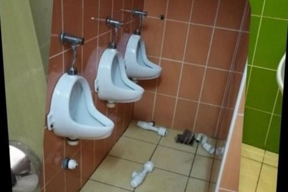 VANDALIZAM U ŠKOLSKOM TOALETU! Učenici slomili vrata i wc šolju, sraman prizor osvanuo na internetu (FOTO)