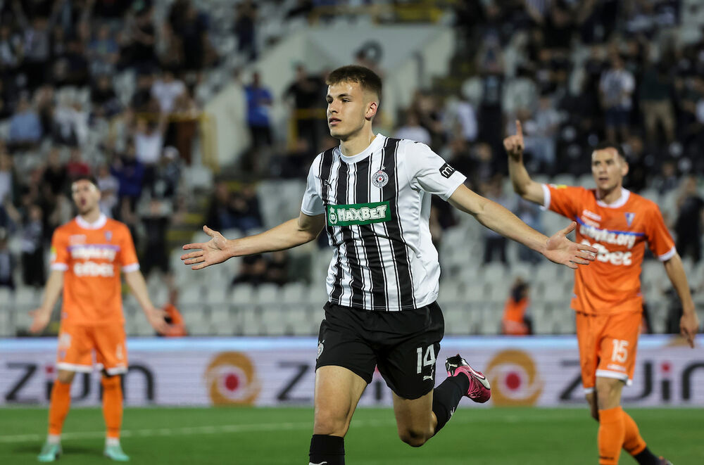 Samed Baždar slavi gol na utakmici između Partizana i subotičkog Spartaka