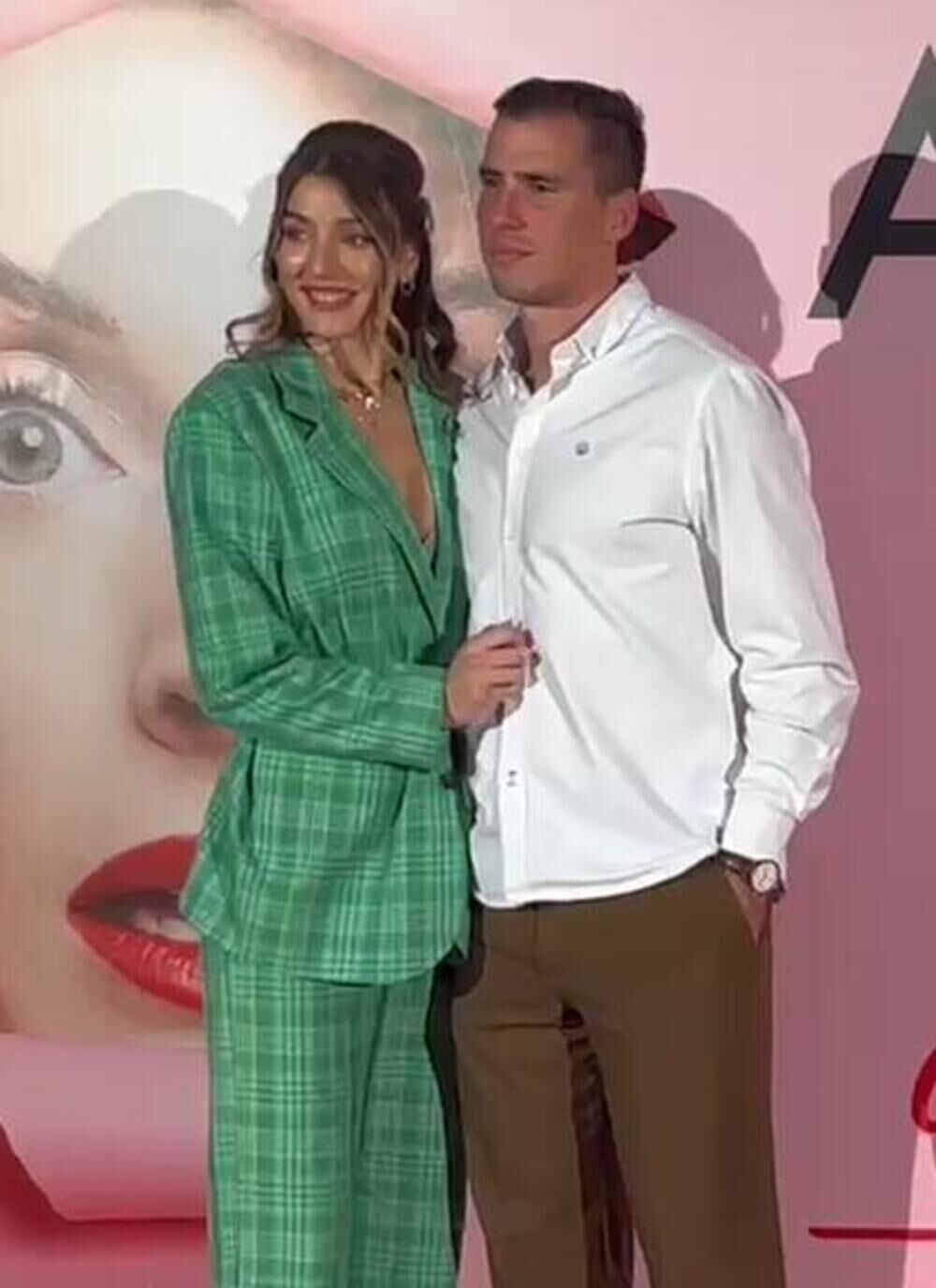 Mlada glumica je zablistala u zelenom kompletu