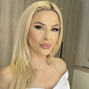 KAD VODITELJKA PRVE IMA DUBOKI ŠLIC, SRBI TRLJAJU OČI! Prekrstila noge pa sevnule butke, narod na APARATIMA