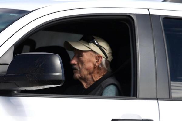 JAO, MAJKO SVETA! ON ima 94 GODINE, a ONA samo 32: Seda kosa, jedva hoda, a mlađa devojka ga PRIDRŽAVA