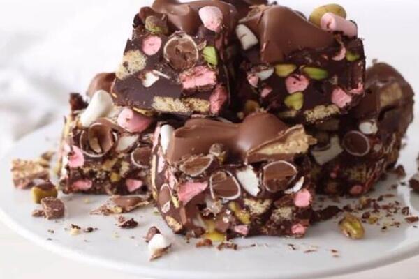 VASKRŠNJI KOLAČ SA ČOKOLADOM KOJI MORATE IMATI NA TRPEZI: Ukusna poslastica koja će vas oboriti sa nogu