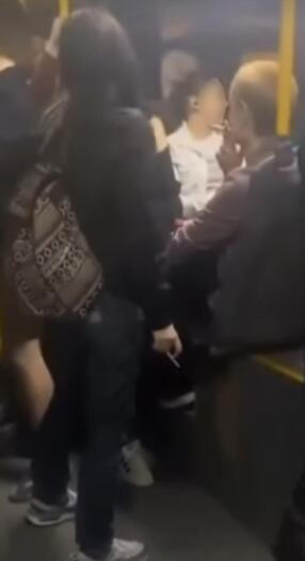 Devojke puše u gradskom prevozu