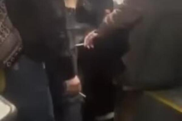 NEČUVENO PONAŠANJE U AUTOBUSU 16: Dve devojke zapalile cigarete usred vožnje pa snimile svoj "podvig"! FOTO